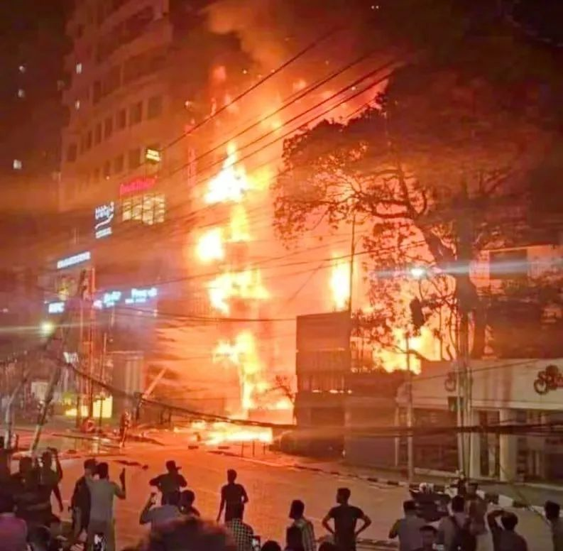 孟加拉国首都一购物中心发生火灾，至少44人遇难